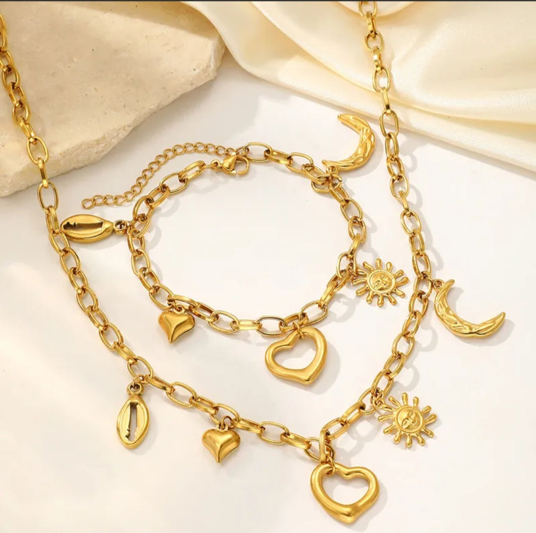 Set Calira collar y pulsera dorado con charms corazón luna sol concha
